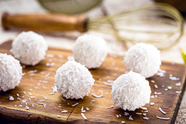 Bolitas de coco tipo rafaello Bolitas de coco tipo rafaello