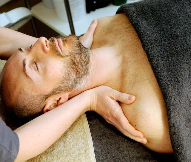 Crujir la espalda y el cuello Crujir la espalda y el cuello