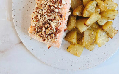 Salmón con almendras y patatas al horno