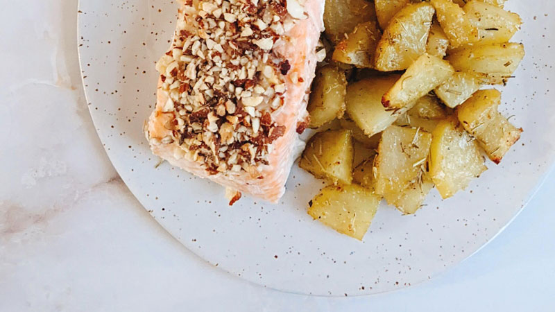 Salmón con almendras y patatas al horno Salmón con almendras y patatas al horno