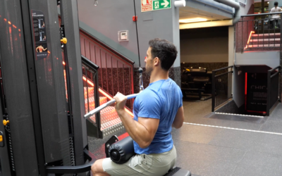 Cómo hacer el jalón al pecho : buena forma, variaciones y errores comunes