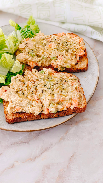 Tostadas con ensalada de garbanzos