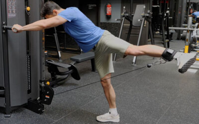 Cómo hacer la patada de glúteos en polea